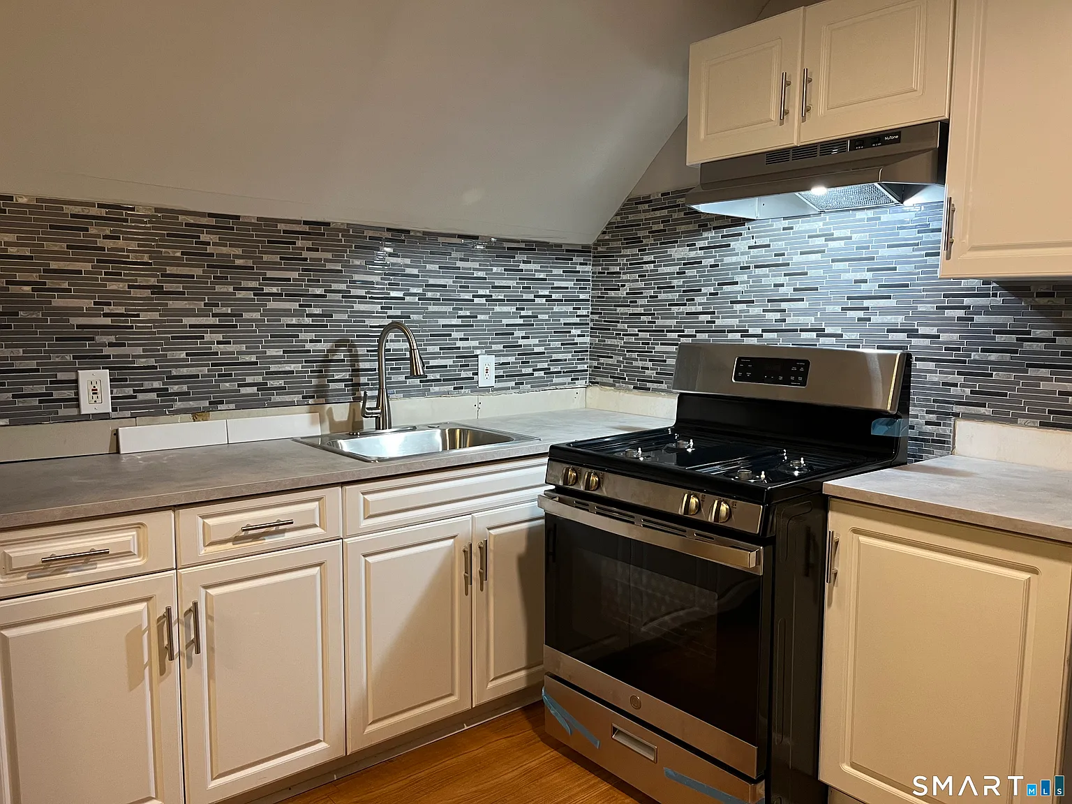 2 bed, 1.0 bath, 2870 sqft, $1,850 — Photo 1