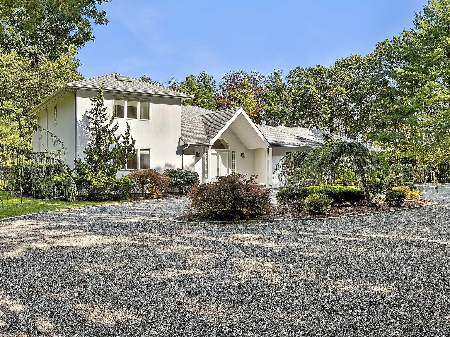 Quogue North Contemporary Estate With Pool & Tennis — Photo 2