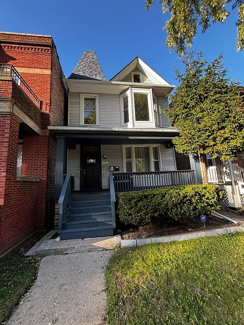 3 bed, 950 sqft, $1,900 — Photo 1