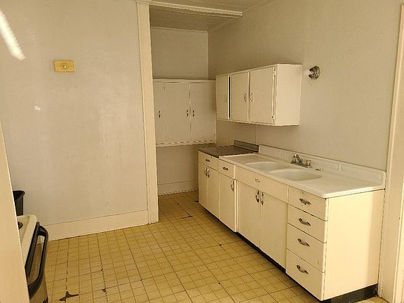 5th image of 906 N Summit St #1