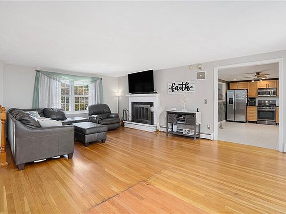 4th image of 44 Quaker Dr