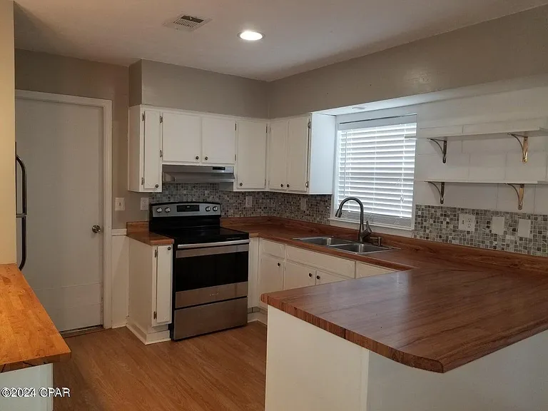 202 Castile Cir — Photo 6