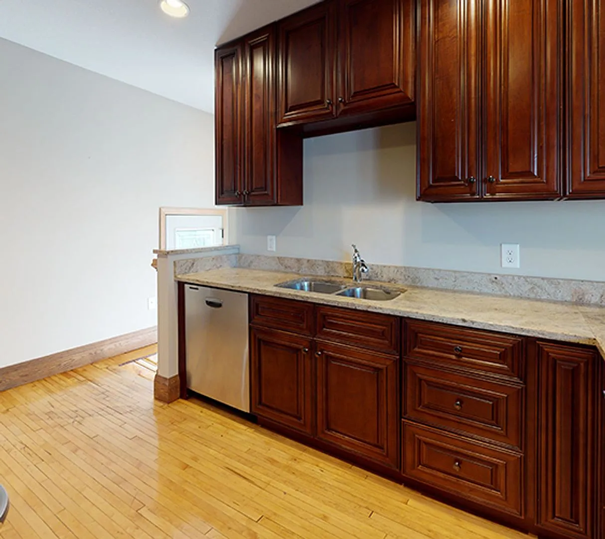 Updated 5-Bedroom House Close to U of M Campus — Photo 2