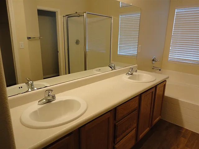 6301 Vaughn Dr NE — Photo 10