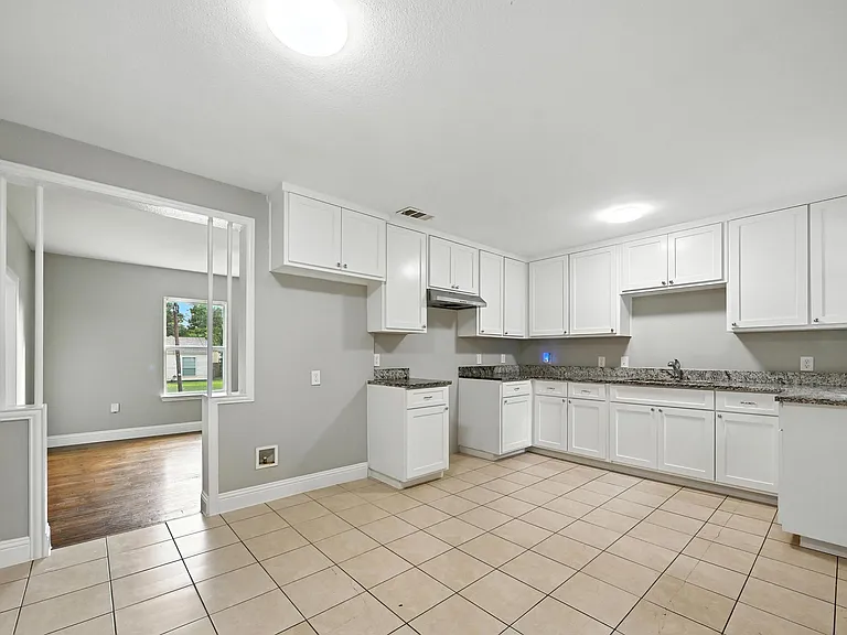 6520 Lovett Ave — Photo 3