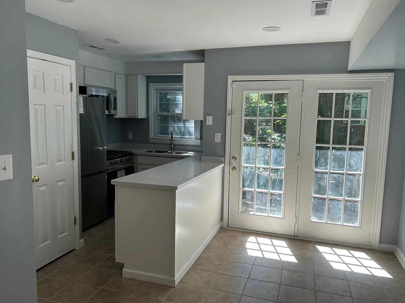 2 bed, 1.5 bath, 1056 sqft, $1,400 — Photo 4