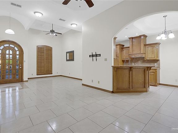 4th image of 1607 N San Antonio St