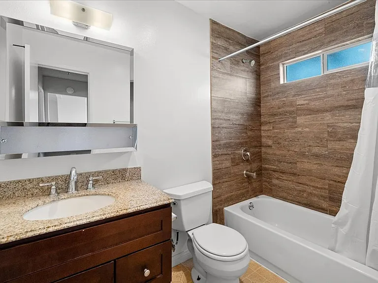 Tally Ho Apartments — Photo 1