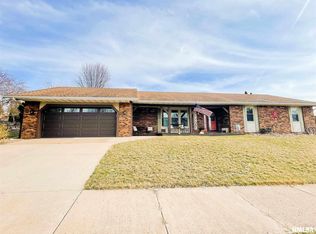 2000 Desoto Ct, Pekin, IL 61554