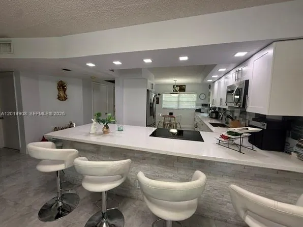 12850 SW 4th Ct APT 201I, Pembroke Pines, FL 33027
