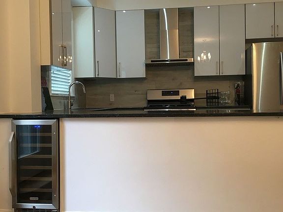 3rd image of 3423 Crescent St #1