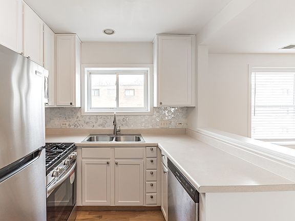 4th image of 2914 W Berwyn Ave #2