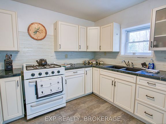 4th image of 371 Sherbrooke Dr