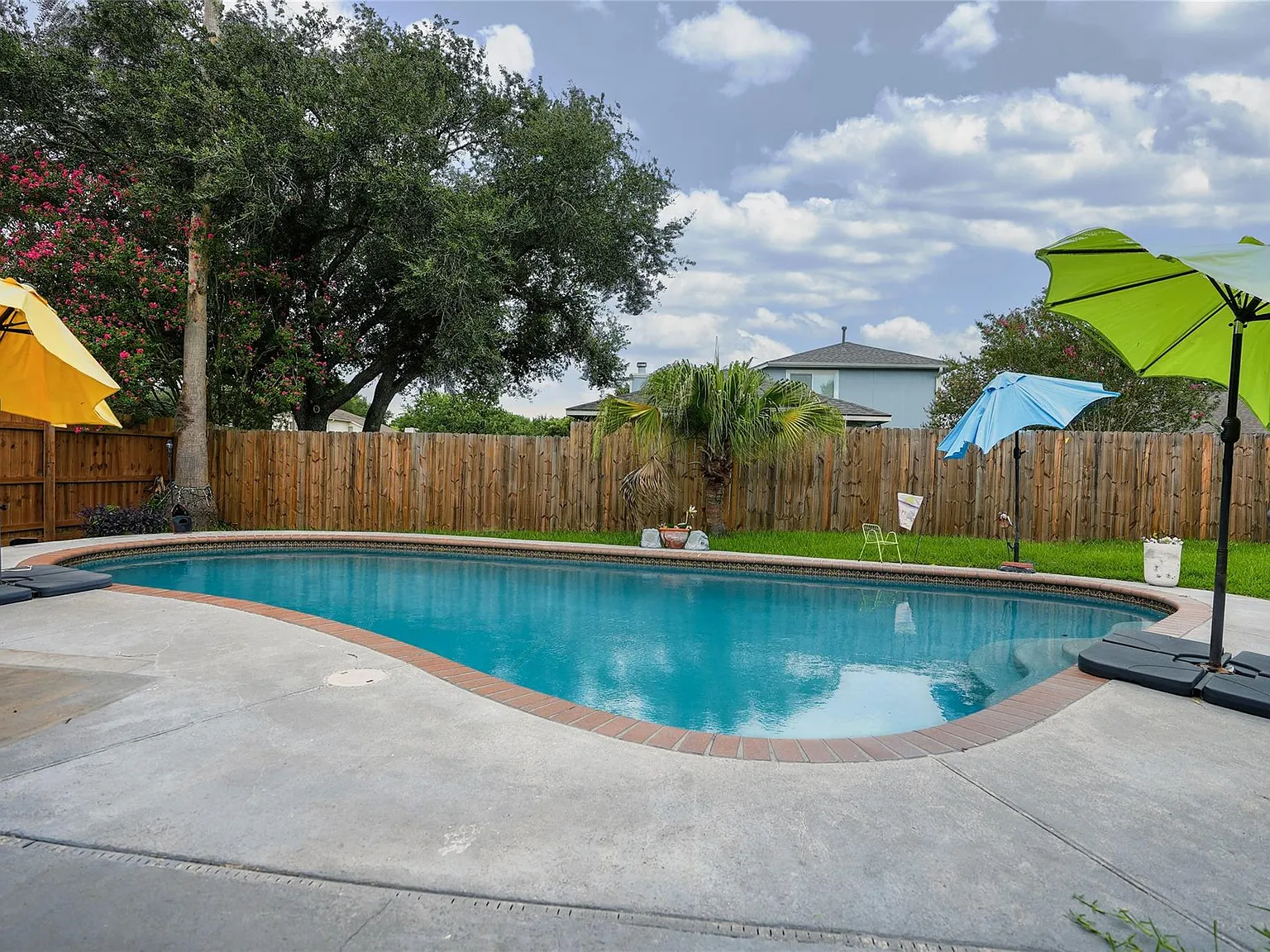 4 bed, 2.0 bath, 1398 sqft, $2,498 — Photo 1