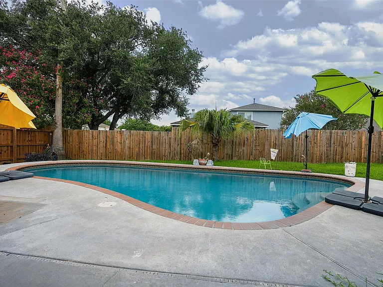 1103 W Brompton Dr — Photo 1