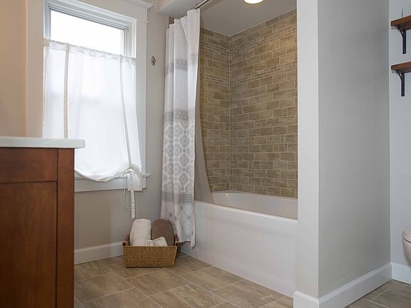 Upstairs full bathroom