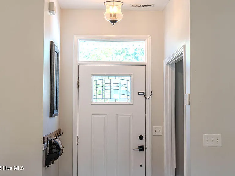425 N Belvedere Dr — Photo 4