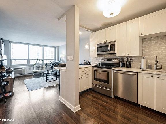 4th image of 88 W Schiller St APT 1503