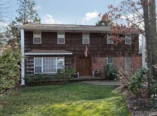 8 Heller Ct, Dix Hills, NY 11746