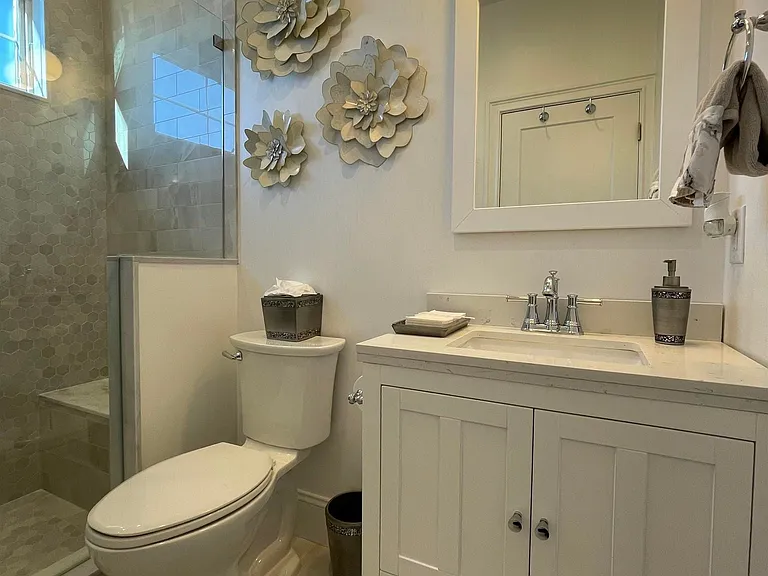 102 S Essex Ave — Photo 36