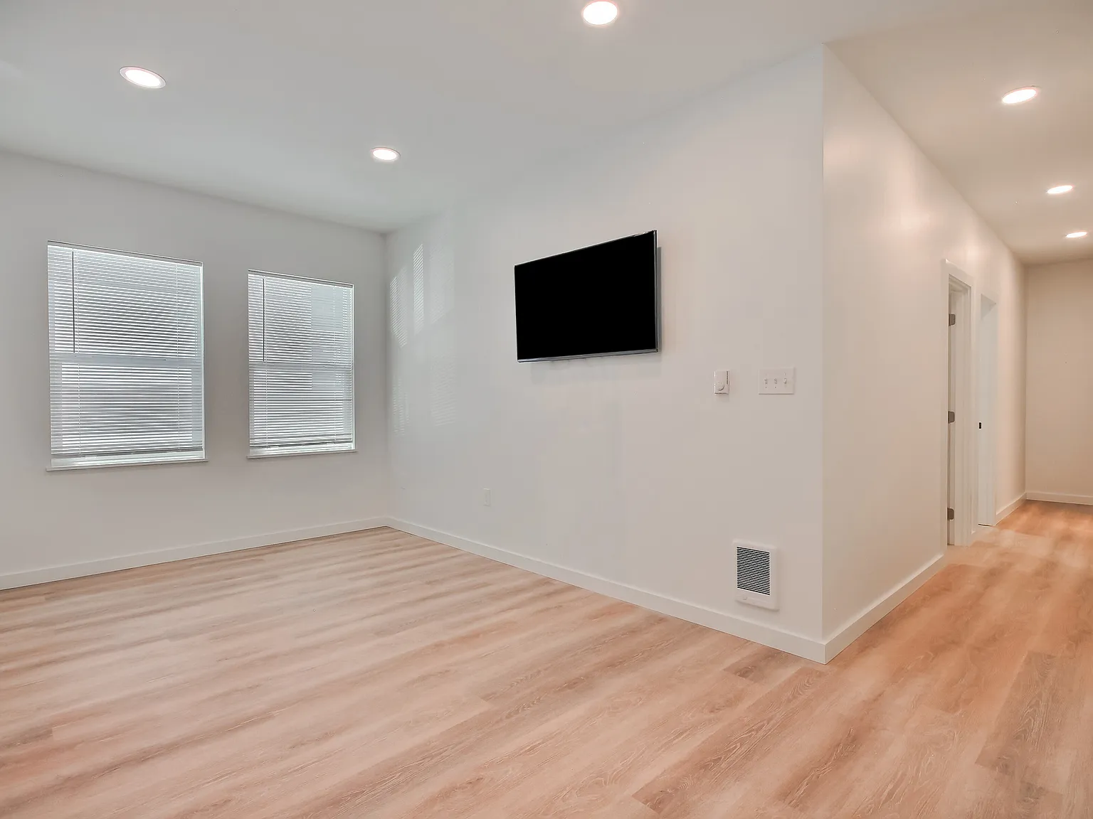 4 bed, 1200 sqft, $5,995 — Photo 3