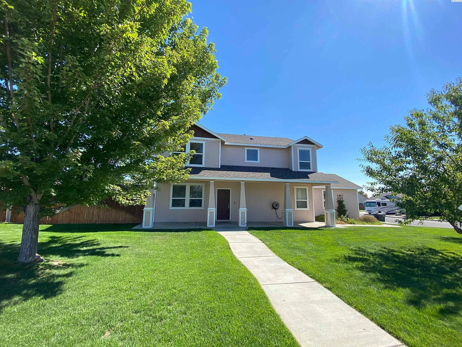 3 bed, 2.5 bath, 2050 sqft, $2,600 — Photo 1