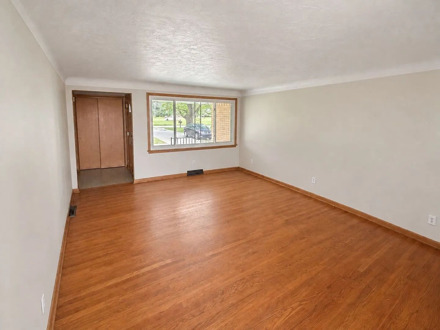 Lakefront Living with Lake Erie Views — Photo 3
