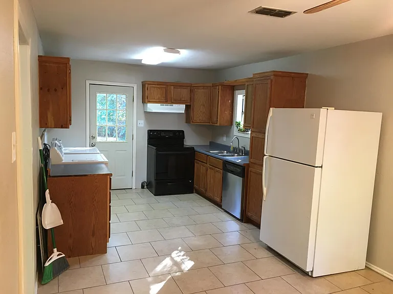 1119 Skyline St — Photo 3