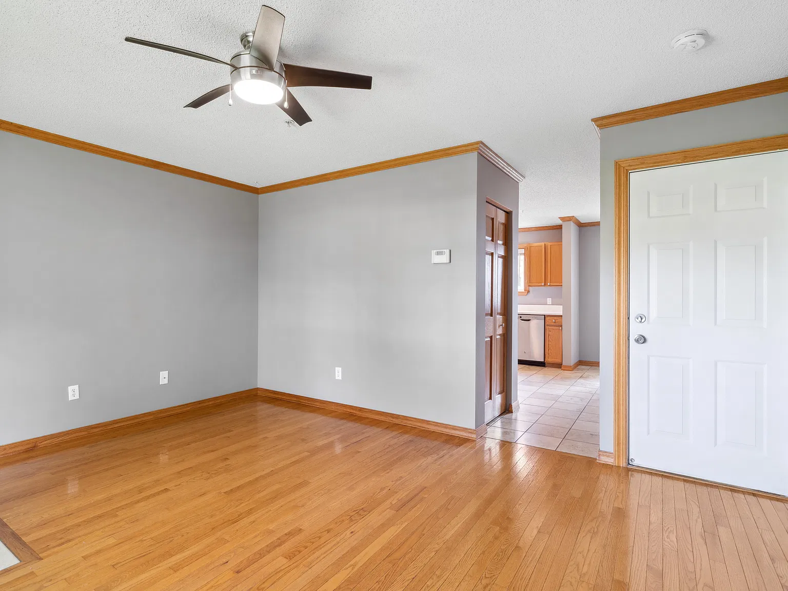2 bed, 1.5 bath, 1001 sqft, $1,890 — Photo 4