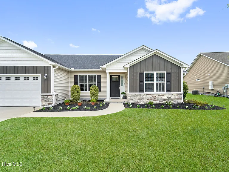 242 Legacy Ln — Photo 2