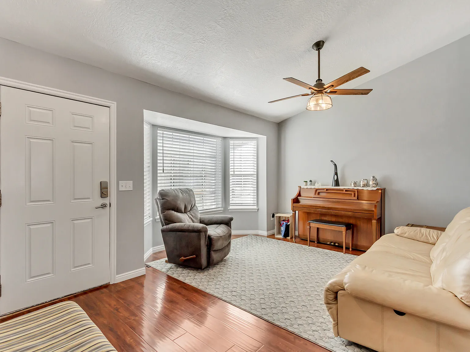 5 bed, 2376 sqft, $2,800 — Photo 4