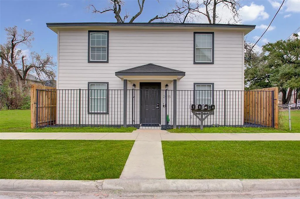 2 bed, 1.0 bath, 650 sqft, $800 — Photo 1