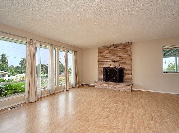 upstairs living room w/lam flooring