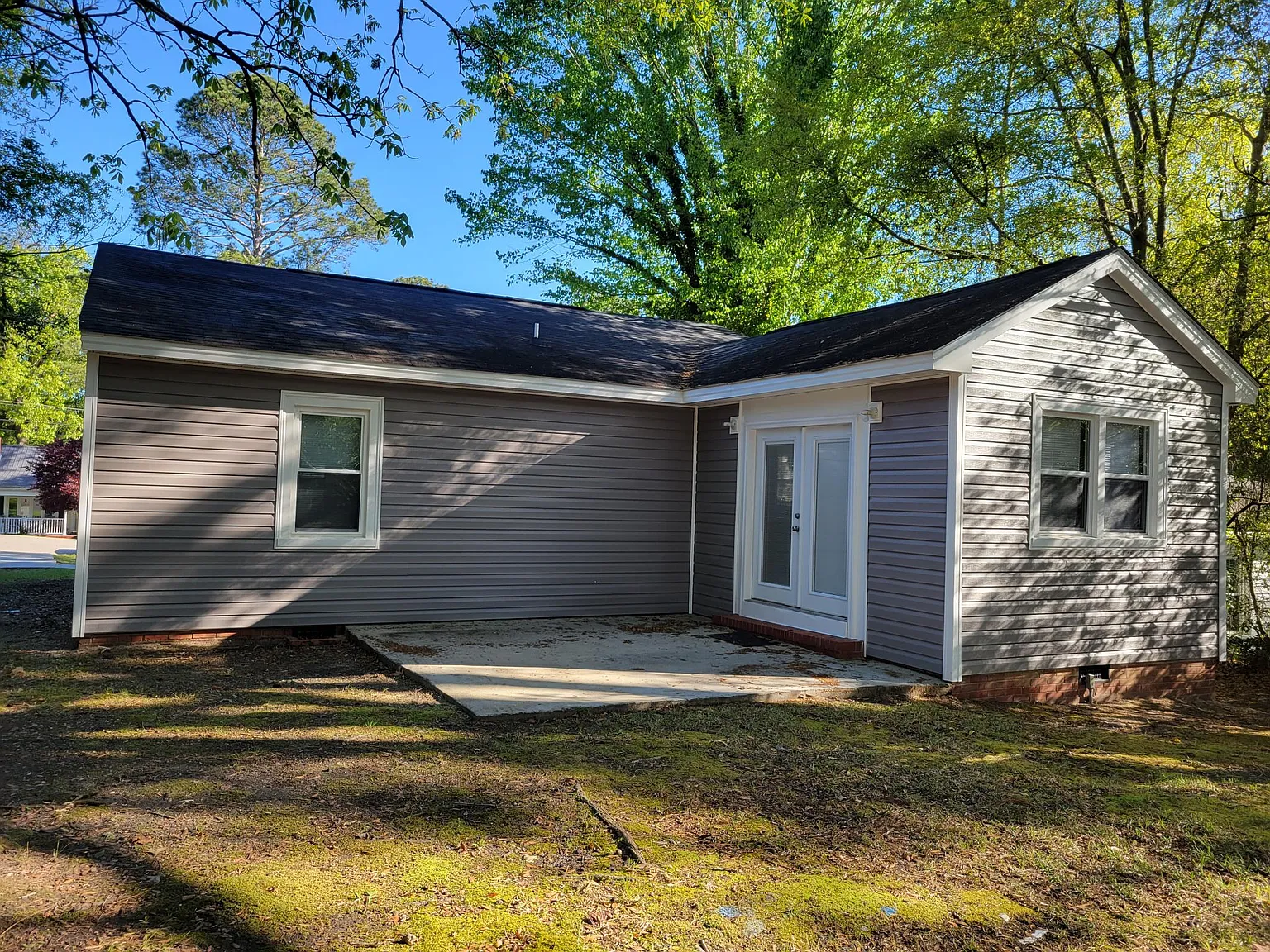 3 bed, 1100 sqft, $1,300 — Photo 2