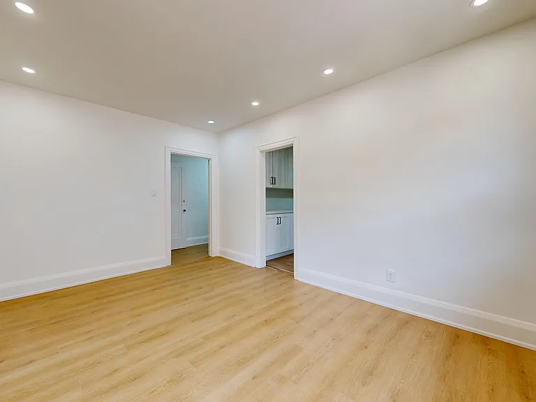 1214 Avenue Rd — Photo 27