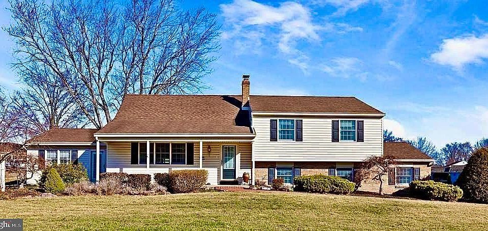 1st image of 891 Spruce Ln