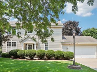 1081 Bending Brae Dr, Pewaukee, WI 53072