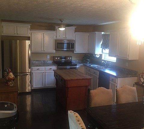 4th image of 10 Woodbury Ln