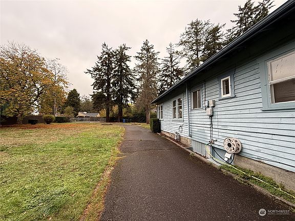 3rd image of 3272 90th Street S