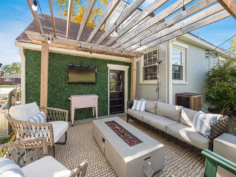 2048 Jervis Rd — Photo 41