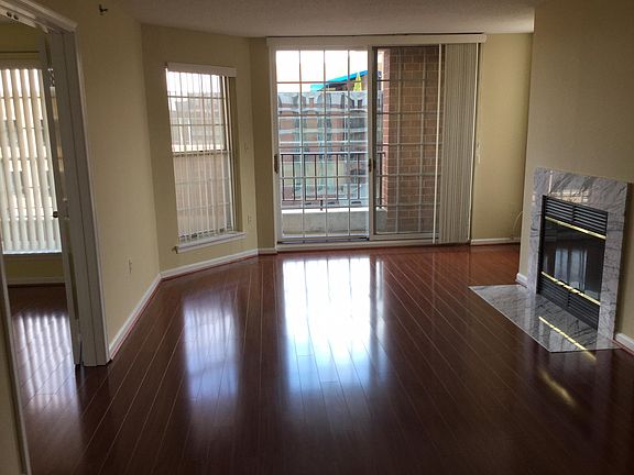 Living room . Wood floor.