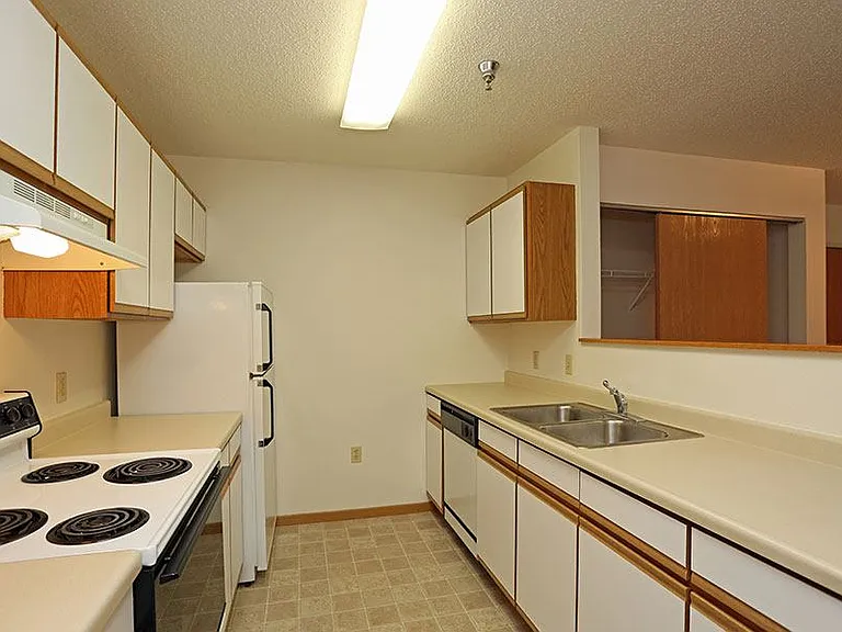 BAY MANOR APARTMENTS — Photo 9
