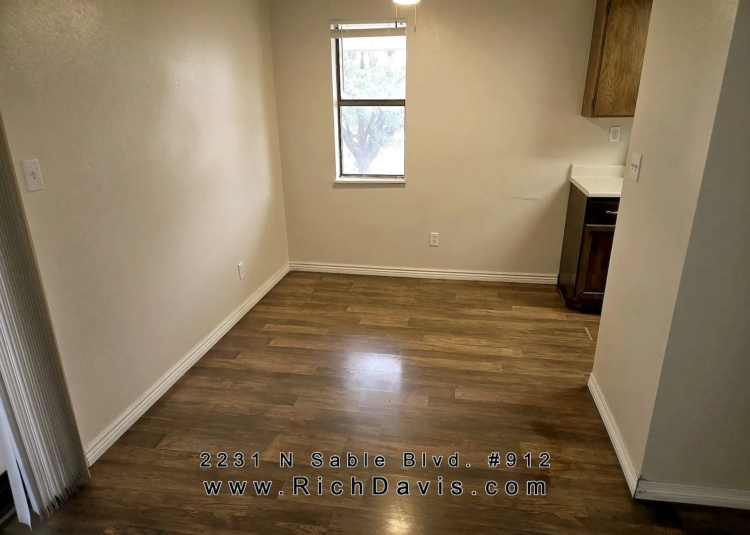 Large 1 bed with washer and dryer hookup — Photo 2