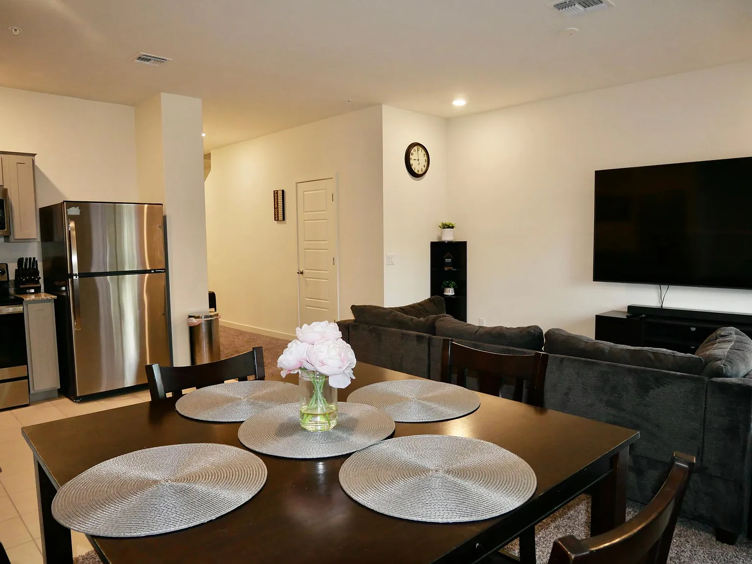 2224 W Harmont Dr — Photo 4