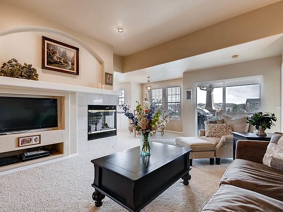 OPEN & INVITING FAMILY ROOM 