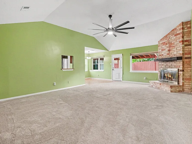 519 Orleans St — Photo 2