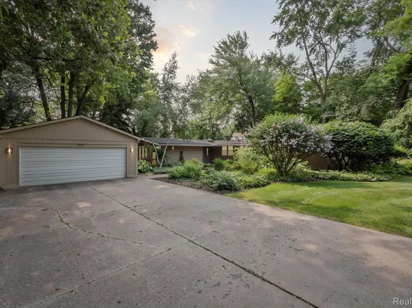 29505 Sugar Spring Rd, Farmington Hills, MI 48334
