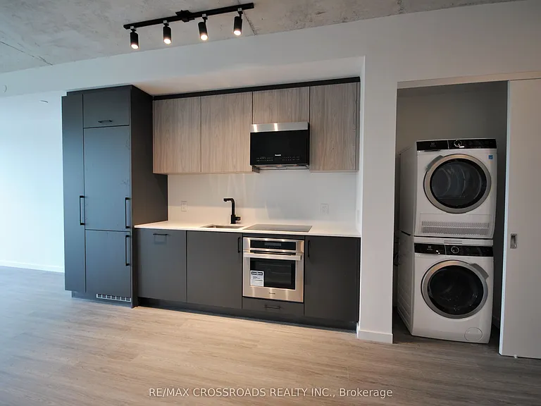689 The Queensway #516 — Photo 10