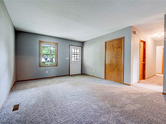 3rd image of 747 Grantwood Ave