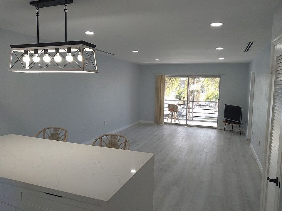 Entrance view Living/dining 